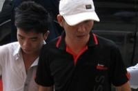 3 năm tù cho nguyên nữ đại úy công an giải cứu người tình - 1 Long “rồng đỏ” (phải) và đàn em đang bị công an di lý về TP Phan Thiết để điều tra.