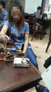 Cô bé T. đang kể cho chúng tôi nghe về chuyện bị lừa bán sang Trung Quốc làm gái.