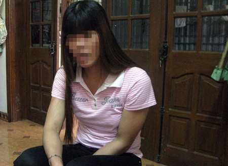 P. không thể cầm được nước mắt mỗi khi nghĩ đến số phận cay đắng của mình.