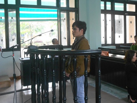 Giết con sơ sinh, cha bị 9 năm tù - 1 Bị cáo Hoàng Trọng Bảo tại tòa