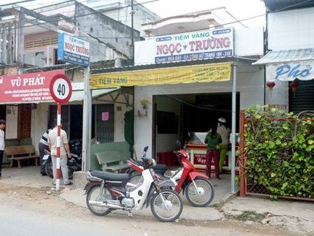 Dùng thủ đoạn xảo quyệt, cướp tiệm vàng giữa trưa - 2 Tiệm vàng Ngọc Trường, hiện trường vụ cướp.