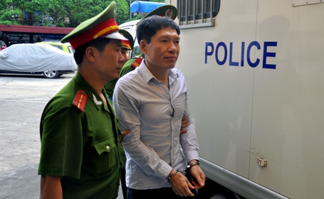 Anh em Dũng-Trọng cùng "hoàn toàn tin" ông Ngọ - 10 Bị cáo Dương Tự Trọng được đưa đến tòa