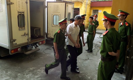 Anh em Dũng-Trọng cùng "hoàn toàn tin" ông Ngọ - 11 Các bị cáo khác lần lượt được đưa đến tòa