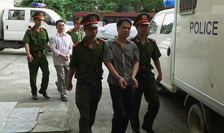Anh em Dũng-Trọng cùng "hoàn toàn tin" ông Ngọ - 12 Các bị cáo khác lần lượt được đưa đến tòa