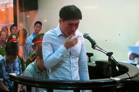 Anh em Dũng-Trọng cùng "hoàn toàn tin" ông Ngọ - 4 Dương Tự Trọng lấy tay gạt nước mắt, tỏ ra xúc động việc bố bị cáo Vũ Tiến Sơn vừa mất