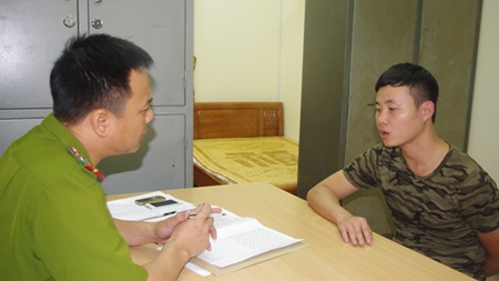 Nhắn hàng trăm tin đe dọa trước khi tạt axit vợ cũ - 1 Đối tượng Dương khai nhận hành vi phạm tội tại cơ quan Công an