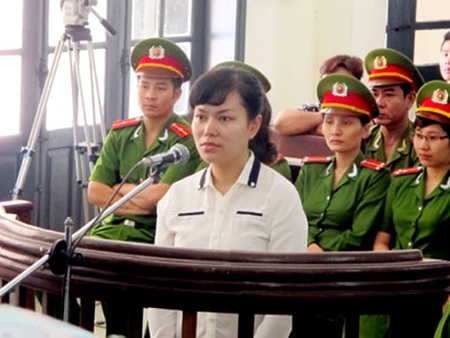 Án chung thân đối với “siêu lừa” 230 tỉ đồng - 1 “Siêu lừa Bùi Thị Thu Hằng bị tuyên y án chung thân và bồi thường 211 tỉ đồng cho các bị hại