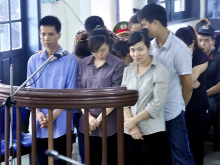 Án chung thân đối với “siêu lừa” 230 tỉ đồng - 2 “Siêu lừa” Bùi Thị Thu Hằng (bìa phải hàng đầu) cùng các đồng phạm tại tòa phúc thẩm