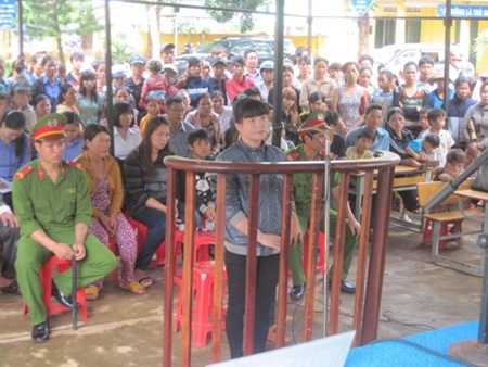 Hồ Thị Thảo trước vành móng ngựa