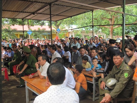 Đông đảo người dân theo dõi phiên tòa