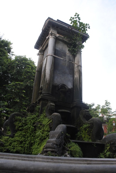 Tháp đá ở vườn hoa Diên Hồng đã bị nứt vỡ, đe dọa đổ sập