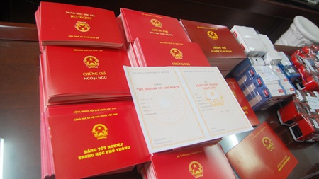 Hà Nội: Đường dây làm giấy tờ giả với số lượng cực lớn - 2 Hàng trăm loạiĠbằng của các trường
đại học, cao đẳng… trên cả nước đều được Bộ và đồng bọn làm giả