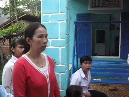 Cứ bực mình là dọa bắn người yêu - 3 Chị Huỳnh Thị Hồng Thu, em gái nạn nhân.