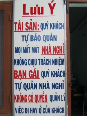 Khách làng chơi mất cả quần chạy theo gã pê-đê giả gái - 3 Bảng lưu ý dựng trước cửa một nhà nghỉ “nhắc khéo” khách