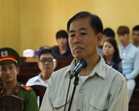 Một cán bộ yêu cầu hai trẻ làm chuyện vợ chồng cho mình xem rồi giao cấu với bé gái - 1 Bị cáo Nhàn tại tòa. Ảnh: VN