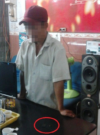 Giật mình kiểu “mua bán dâm trả góp” ở Sài thành - 2 B. cười vui mong bán được thẻ nhớ để đủ tiền mua dâm trả góp. Ảnh: Công Hà