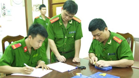 Lật tẩy tội lỗi đường dây buôn 510 bánh heroin - 1 Công an tỉnh Lạng Sơn giám định ma túy do nhóm tội phạm vận chuyển sang Trung Quốc