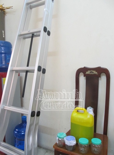 Mâu thuẫn với hàng xóm mua 5 lít xăng phóng hỏa đốt nhà - 1 Mâu thuẫn với hàng xóm mua 5 lít xăng phóng hỏa đốt nhà