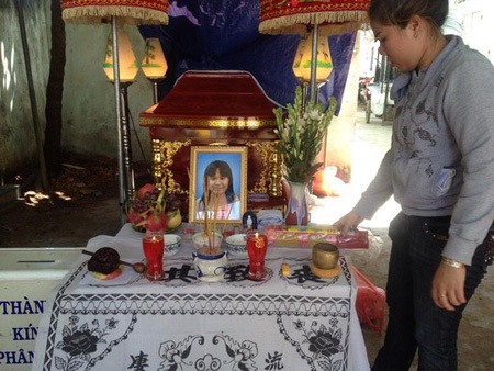 Gia đình an táng bé Phạm Ngọc Minh Thư