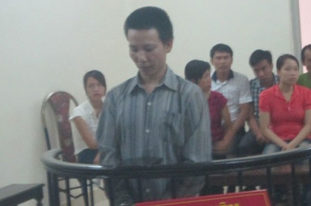 Suýt mất mạng vì vợ chồng hàng xóm “choảng nhau” - 1 Bực tức với vợ, Lê Văn Quý trút giận vào hàng xóm