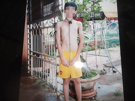 Căm phẫn người cha đánh con dã man - 1 Cháu Nhật mới bị cha xích cổ để đánh đập