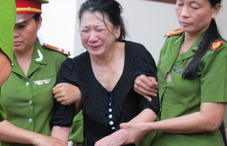 Nguyên giám đốc BV Tâm thần Tiền Giang bị tâm thần - 1 Tại phiên tòa sơ thẩm, bị cáo Thật luôn nhắm mắt không nói gì. Ảnh: H.NAM