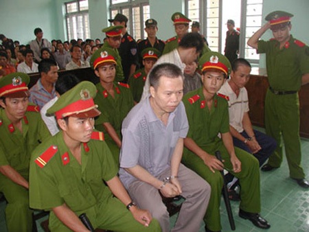 Chuyện về tên tội phạm “ăn tình” bỉ ổi trong giới tội phạm hiện đại - 1 Hai Chi tại phiên toà xét xử y và đồng bọn.