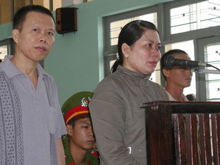 Chuyện về tên tội phạm “ăn tình” bỉ ổi trong giới tội phạm hiện đại - 2 Hai Chi và vợ bé tại phiên tòa.