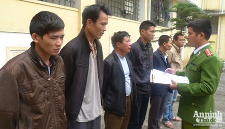 Đánh hội đồng người tình nghi là kẻ trộm, cả gia đình giám đốc vướng vòng lao lý - 1 Giám đốc Nguyễn Đình Thanh đứng ngoài cùng bên trái.