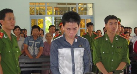 Hận tình, bạo dâm người yêu bên mộ đứa con xấu số - 1 Bị cáo Võ Đăng Khoa trước vành móng ngựa