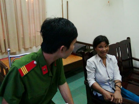 Lên cơn thèm rượu, mẹ giết con mới đẻ - 2 Đối tượng Sen tại cơ quan công an