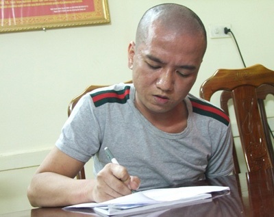 Bắt giữ đối tượng truy nã khi về thăm gia đình - 1 Đối tượng Vũ Công Tùng bị bắt giữ tại cơ quan điều tra.