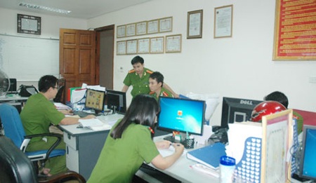 Mùa World Cup, chặn dòng chảy hàng nghìn tỷ đồng ra nước ngoài - 1 Cán bộ, chiến sĩ Phòng 2, Cục C50 ngăn chặn các trang web đánh bạc.