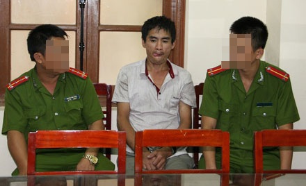 Bắt 2 đối tượng vận chuyển 100 bánh heroin - 2 Nguyễn Văn Khoa tại cơ quan điều tra.