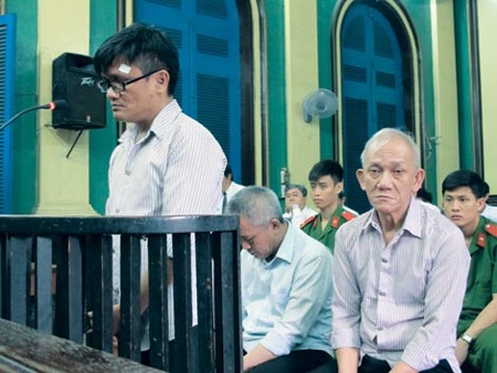 Phạt tù chung thân giám đốc chiếm đoạt 50 tỷ đồng của BIDV - 1 Bị cáo Nguyễn Văn Hồng (đứng) và các bị cáo khác tại tòa.