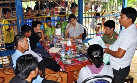 Công an tỉnh Đồng Tháp lập biên bản xử lý những kẻ đưa phụ nữ ra nước ngoài trái phép.