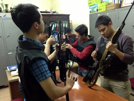 Lính hình sự đặc nhiệm kể chuyện giải cứu “con tin” - 1 Thượng úy Nguyễn Quang Chất (ngoài cùng bên phải) cùng đồng đội chuẩn bị lên đường làm nhiệm vụ.