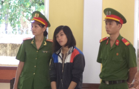 Duyên (ảnh trên) và Xuyến (ảnh dưới) tại phiên xét xử