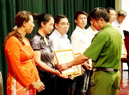 Hành trình hoàn lương, tìm lại nụ cười của cặp vợ chồng từng dắt nhau vào tù - 1 Chị Lê Thị Yến nhận giấy khen của Công an Nghệ An.