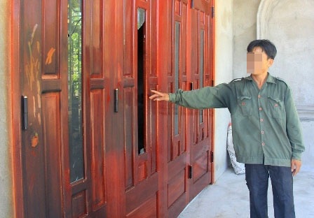 Nhà phu trầm bị “khủng bố” sau tin đồn trúng kỳ nam 50 tỷ - 3 Cửa nhà anh C. bị giang hồ đập phá