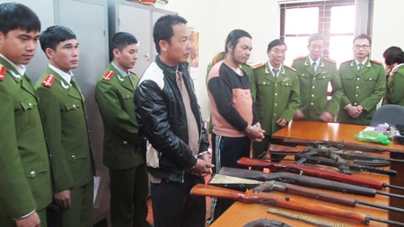 “Kỹ sư” cơ khí chế súng bán cho giang hồ - 1 Các đối tượng và một phần tang vật bị đưa về trụ sở Cục CSHS, thời điểm bị bắt giữ