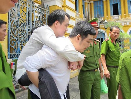 Do bị liệt không đi được nên Đạt được các bạn tù thay nhau cõng.