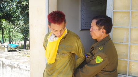 Đối tượng Nguyễn Tần Anh Triết bị khống chế, bắt giữ