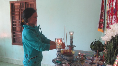 Nhậu say đánh vợ, bị con dùng kiếm đâm chết - 2 Bà Lượm mang 2 nỗi đau cùng lúc vì chồng chết, con đối mặt tù tội vì giết cha ruột của mình