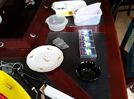 Những bộ bài nhiễm phóng xạ được thu giữ tại nhà đối tượng