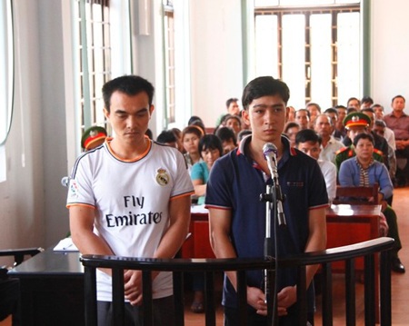 Bị cáo Hiếu (áo đen) và bị cáo Y Phiên (áo trắng) trước vành móng ngựa.