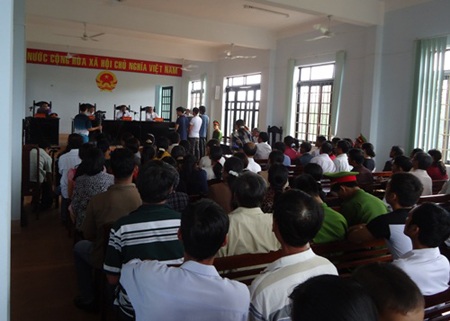 Đông đảo người dân tham dự phiên tòa