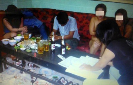 Qua kiểm tra, cả 2 cô gái này chưa đủ 16 và 18 tuổi.