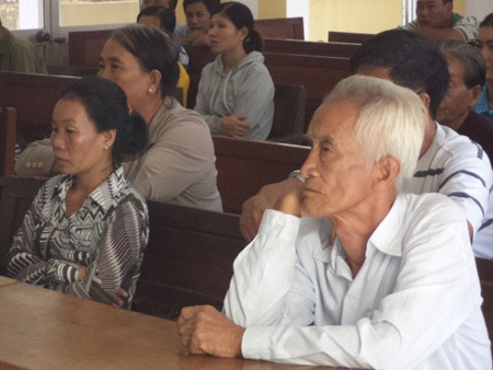 Vợ (bên trái) và cha (bên phải) của nạn nhân Dũng tại phiên tòa