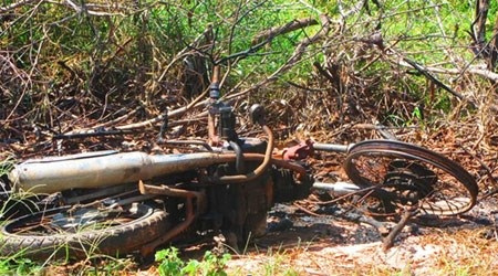 Hoảng hốt phát hiện thi thể người lái xe ôm bị đốt cháy, mất nội tạng - 1 Hiện trường vụ án